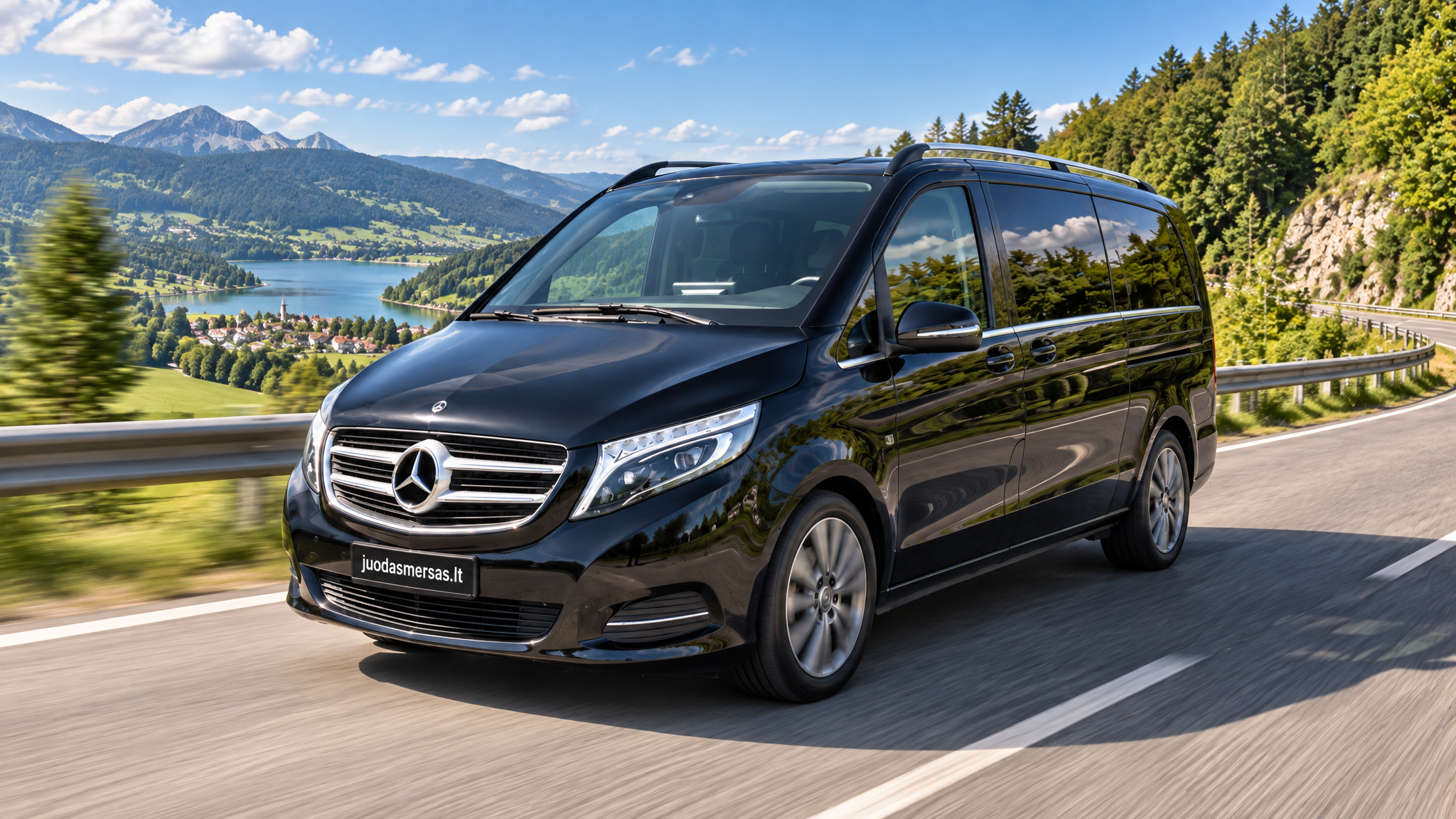 Juodas Mercedes-Benz V250 vaizdingame Europos kelyje — tarptautiniai pervežimai
